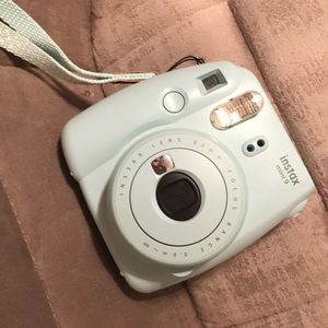 An Fujifilm instax mini 9